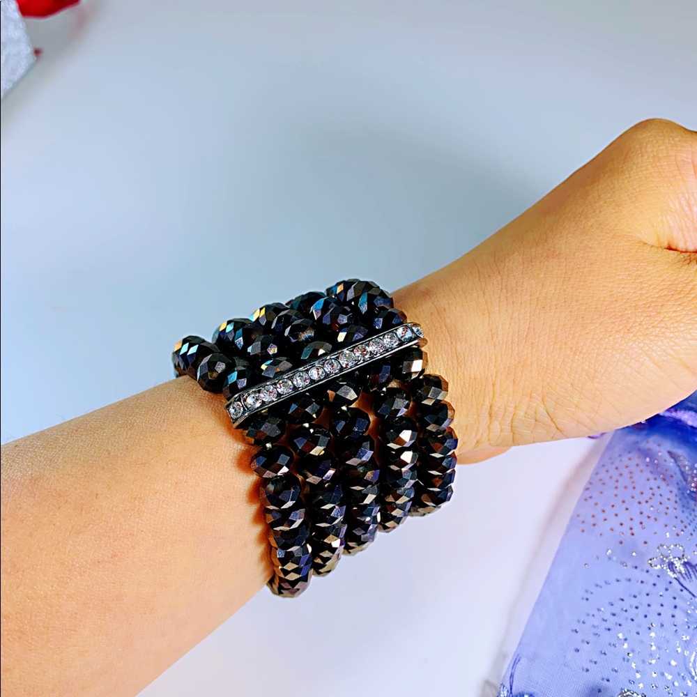 Excellent Condition 5 String Black Beaded Stretch… - image 1